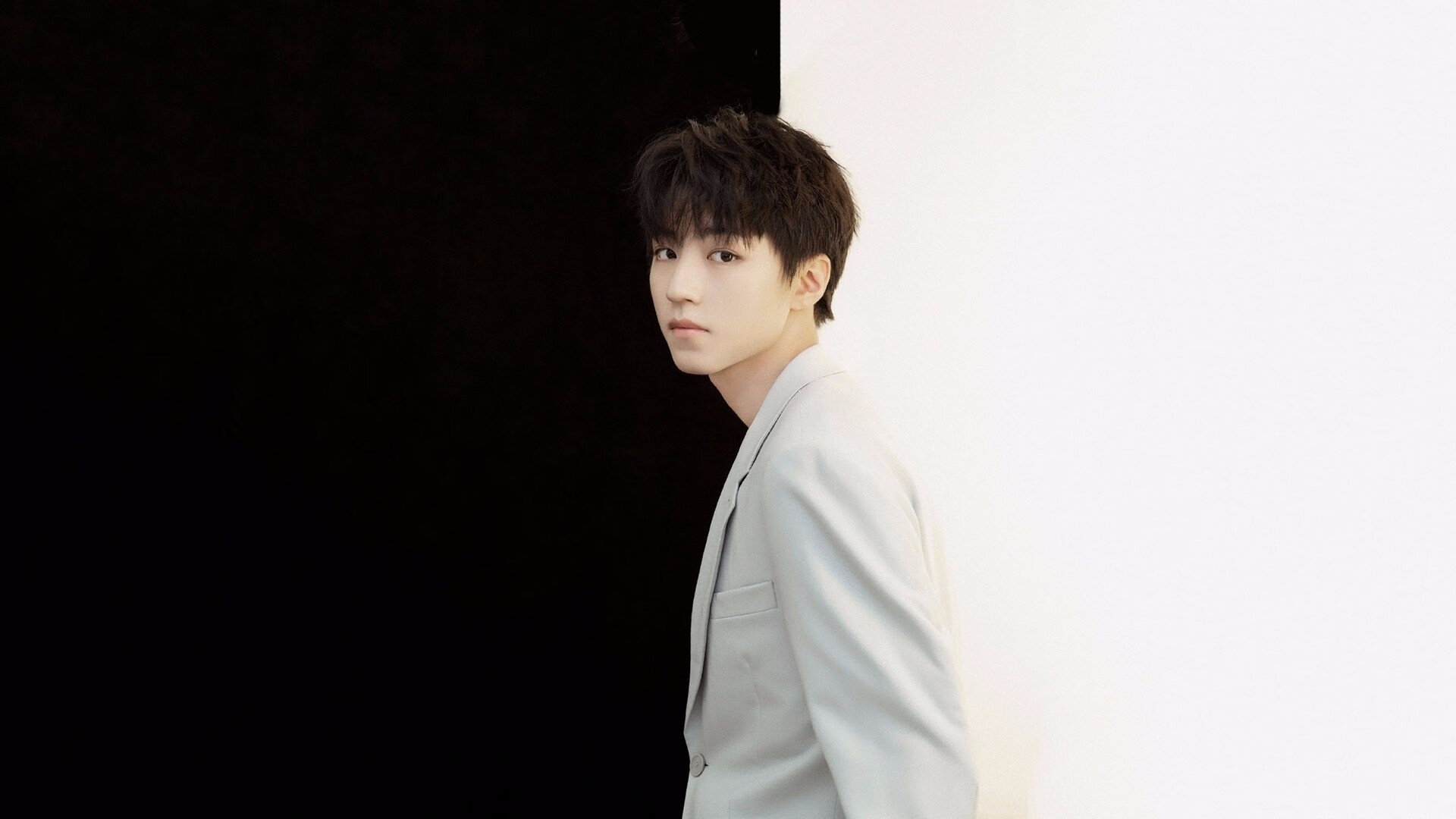 看到你的关键词组合时，一种奇妙的跨维联想诞生了。这恰恰是我们思维的魅力—在看似不相关的碎片中，构建出独特的意义